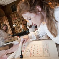 Begini Cara Menjaga 40 Ribu Koleksi Buku Berusia Lebih dari 500 Tahun