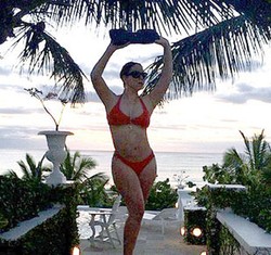 Foto: Seksinya Mariah Carey dalam Balutan Bikini Merah