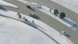 Mirip Film Aksi, Penjahat Bajak 3 Mobil Saat Dikejar Polisi