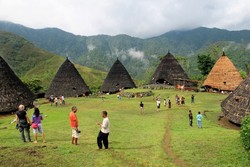 Jenuh di Kota, Lari ke Desa