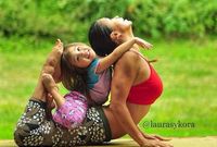 Wah, Lucunya Kolaborasi Pose Yoga Ibu dan Anak Ini