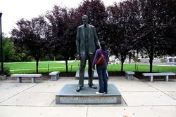 Ini Dia Patung Pria Tertinggi Sedunia