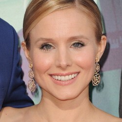 Nakal! Kristen Bell Remas Bokong Lawan Main di Premier Film Baru