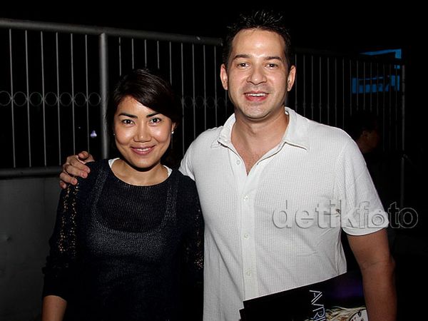 Ari Wibowo Asyik Nonton Konser Bareng Istri