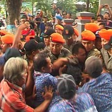 Pedagang Asongan Kembali Bentrok Dengan Polsuska