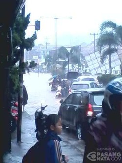 Hujan Deras dan Angin Kencang, Jalanan di Jatinangor Tergenang