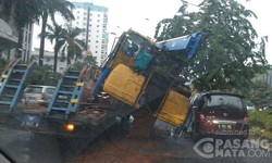 Muatan Excavator Terjatuh dari Truk di Sunter Jakut