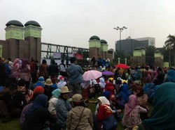 Seribuan Tenaga Honorer Demo di Depan DPR, Lalu Lintas di Jalan Gatsu Buka Tutup