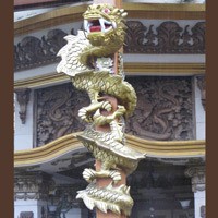 Wow, Naga Merah dan Emas, Menyapa di Gerbang Rumah Oriental Klasik Ala Ki Kusumo