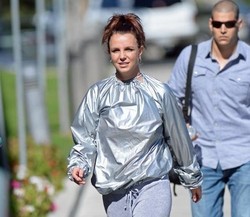 Pergi ke Gym, Britney Spears Pakai Jaket Sauna