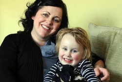 Bocah Ini Tidak Bisa Berhenti Memakan Karpet dan Sofa