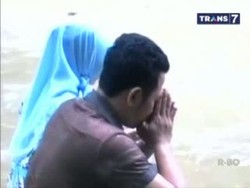 Mandi dan Bersemedi di Sungai Keramat, Ritual Mistis Calon Legislatif