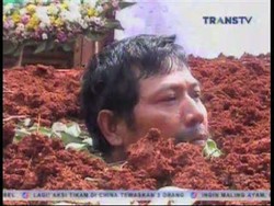 Protes TPS Dipindah, Warga Kubur Diri