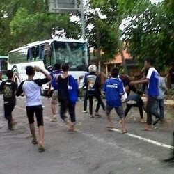 Tawuran Antar Suporter Pecah di Stadion Cilacap, 3 Bus Dirusak