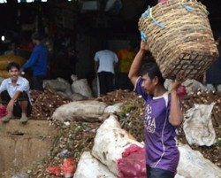 Kisah Pak Namin 27 Tahun Memikul Asa di Pasar Induk Kramatjati