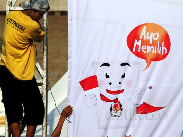 Persiapan Panggung Deklarasi Pemilu Damai