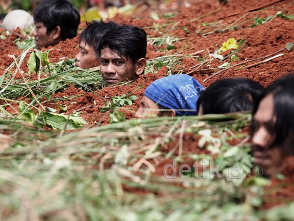 TPS Dipindah, 14 Warga Kubur Diri