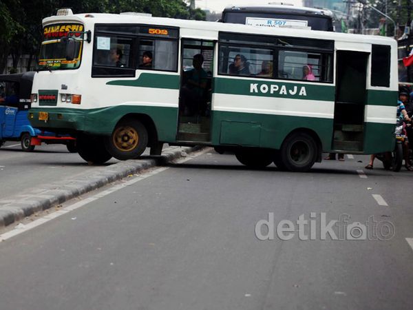 Aksi Nekat Pengendara