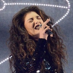 Lorde Batalkan Diri Tampil di Konser Katy Perry