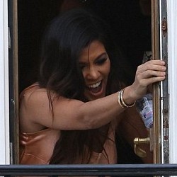 Usil! Kourtney Kardashian Didorong Keluar Balkon Hanya Ber-underwear