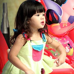 Shafeea Suka Tiru Gaya Menyanyi di YouTube