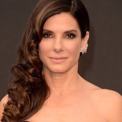 Sandra Bullock Kepergok Jalan Bareng Pria Misterius