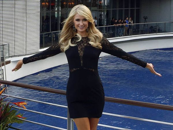 Paris Hilton Berseri-seri di Filipina