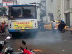 Bus Tua Ini Keluarkan Asap yang Mengganggu, Warga Mengadu ke Ridwan Kamil