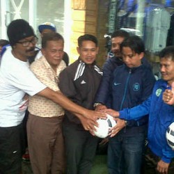 Potong Tumpeng dan Pembagian Bola Warnai HUT ke-81 Persib