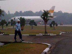Pesawat TNI Tembus Asap Pekat di Pekanbaru