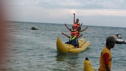 Libur Akhir Pekan di Tanjung Lesung, Harus Coba Banana Boat