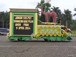 Wah, Ada Banteng dan Onta di Karnaval Kendaraan Hias Parpol