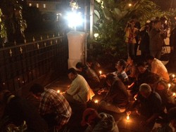 Puluhan Warga Cipinang Melayu Gelar Aksi Bakar Lilin di Rumah Jokowi