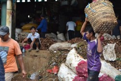 Pemikul Singkong Pasar Kramatjati Mendamba Keadilan Sosial Terwujud