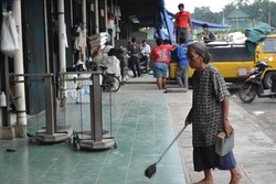 Bu Supri Si Pengumpul Butiran Beras Tetap Setia dengan Banteng