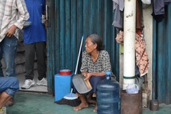 Tangis Harap Bu Supri Pemungut Beras untuk Pemimpin yang Lebih Peduli