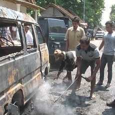 Angkot Berpenumpang 8 Orang Hangus Terbakar