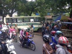 Rem Blong, Kopaja 57 Tabrak Mobil dan Delman di Depan TMP Kalibata