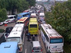 Jalanan Dipenuhi Bus-bus Simpatisan PKS, Kawasan Senayan Macet Parah