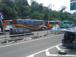 Bus PKS Parkir di Jalanan dan Bikin Macet, Anis: Lima Tahun Sekalilah