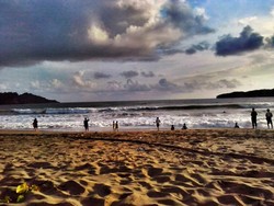 Indahnya Pantai Teleng Ria Menjelang Senja