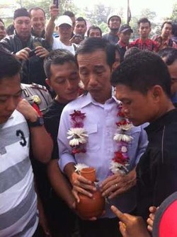 Sebelum Kampanye, Jokowi Diminta Siram Kepala Simpatisan dengan Air Kendi