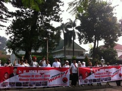 Dukung Pencapresan, Puluhan Warga Gelar Aksi di Depan Rumah Dinas Jokowi