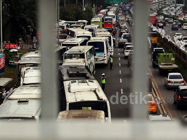 Jalan Gatot Subroto Mirip Terminal Bus