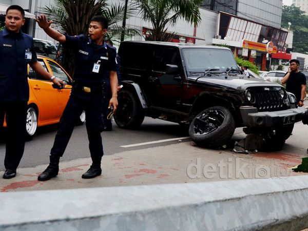 Jeep Wrangler Tabrak Tiang Hingga Roboh