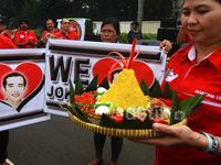Pendukung Jokowi Tumpengan Di Bundaran HI