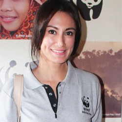 Cara Model Cantik Davina Cintai Lingkungan