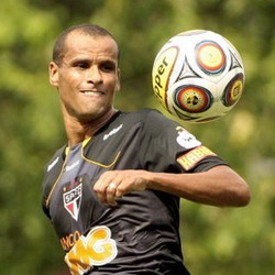 Rivaldo Gantung Sepatu