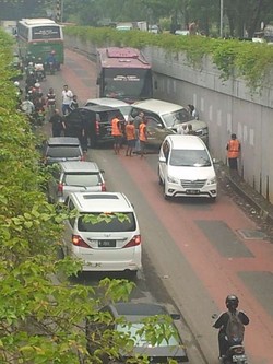 Ini 3 Mobil yang Ringsek Ditabrak Bus Debora di Underpass Gandaria