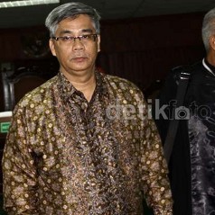 Serunya Perdebatan Akil Mochtar dan Hambit Bintih di Ruang Sidang